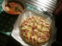 シンプルなピザとトマトスープ