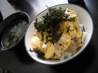 親子丼、わかめの味噌汁