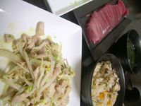 炊き込みご飯、鰹の刺身、もやしと鶏肉のカレーマヨ和え